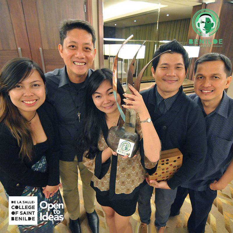 DLS-CSB President and Chancellor Br. Dennis Magbanua (second from left) joins the Bamboard Team (Queenie Maria Guibao, Cindy Lalin Bonachita, Khail Santia and Bron Teves) in a photo opportunity. The team shares Ann Pamintuan's Benilde Prize sculpture trophy, the only piece of its kind in the country.
